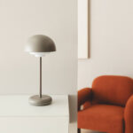 Lampe à poser beige-gris, abat-jour hémisphérique, pied et base métal mat