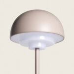 Lampe à poser dôme beige mat sur tige fine, forme champignon