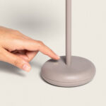 Lampe à poser taupe à tige fine, base circulaire mate avec bouton tactile