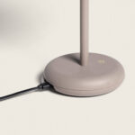 Lampe à poser beige taupe à base ronde mate, tige fine verticale et câble USB connecté