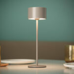 Lampe à poser dorée en métal avec abat-jour rond et pied fin