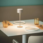 Lampe à poser LED blanche cylindrique avec pied fin et base ronde