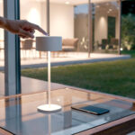 Lampe à poser blanche cylindrique sur pied fin avec socle rond