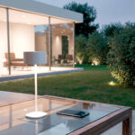 Lampe à poser blanche LED à tige fine, abat-jour cylindrique et base ronde, design portable pour extérieur