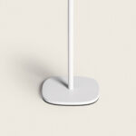 Lampe à poser LED blanche, base carrée arrondie et tige fine, finition mate