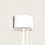 Lampe à poser blanche cylindrique sur tige avec câble USB visible, finition mate