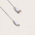 Câble USB-C vers USB-A blanc, cordon de charge avec connecteurs visibles