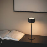 Lampe de table LED noire à abat-jour cylindrique sur pied mince, lumière chaude