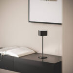 Lampe à poser noire cylindrique sur pied fin et base ronde, finition mate