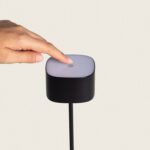 Lampe noire à diffuseur carré blanc, bouton tactile, pied fin