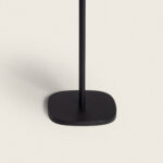 Lampe à poser noire base carrée arrondie et tige verticale fine en métal mat