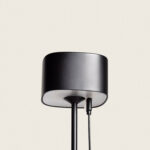 Lampe à poser noire cylindrique avec tige et câble USB visible