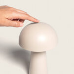 Lampe à poser beige en forme de champignon, finition mate, bouton tactile sur le sommet