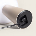 Lampe à poser cylindrique dorée, base noire encastrée avec câble USB connecté