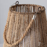 Lampe à poser en corde naturelle tressée beige, forme conique avec anse et attaches métalliques