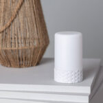 Lampe à poser blanche cylindrique LED, base texturée, portable pour table