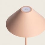 Lampe à poser beige à abat-jour conique avec bouton tactile et pied fin