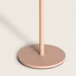 Lampe à poser beige socle rond plat et tige cylindrique finition mate