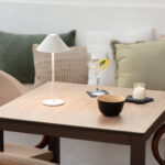 Lampe à poser blanche avec abat-jour conique, tige fine et base ronde, lumière d'appoint sur table