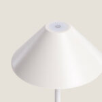 Lampe à poser blanche conique avec bouton tactile sur le dessus et pied fin