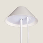 Lampe à poser blanche conique, abat-jour métal mat, double pied fin et câble USB apparent