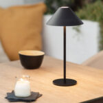 Lampe à poser noire en métal mat, abat-jour conique sur tige fine
