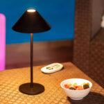 Lampe de table noire à abat-jour conique, tige fine et socle rond