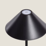 Lampe à poser noire conique en métal mat avec bouton marche tactile sur le dessus