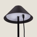 Lampe à poser noir avec abat-jour conique et tige métal, câble de charge USB apparent