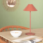 Lampe à poser corail, abat-jour conique, pied fin et base ronde