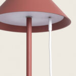 Lampe à poser terre cuite conique en métal, tige cylindrique avec port USB visible