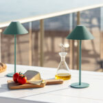 Lampe à poser vert céladon avec abat-jour conique et pied fin, pour table extérieure