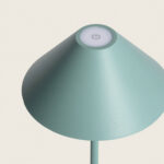 Lampe à poser vert céladon, abat-jour conique avec bouton d'alimentation au sommet, finition mate