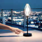 Lampe à poser LED portable, tige noire, socle rond, abat-jour blanc à lames illuminées