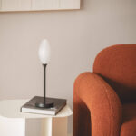 Lampe à poser LED blanche à diffuseur cannelé, pied et base noirs, lampe de table portable