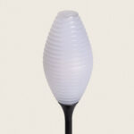 Lampe à poser portable blanche, abat-jour ovale côtelé, pied noir