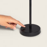 Lampe à poser noire à base ronde tactile et tige fine verticale