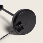 Lampe à poser noire avec base ronde en plastique et câble USB de recharge