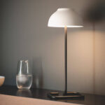 Lampe à poser blanche à abat-jour demi-sphérique, tige noire et base rectangulaire