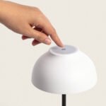 Lampe à poser blanche en dôme avec bouton tactile supérieur et pied noir
