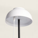 Lampe à poser blanche à abat-jour dôme, pied noir et câble USB de recharge visible