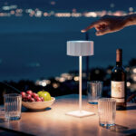 Lampe à poser blanche LED portable, abat-jour cylindrique, tige fine et base carrée