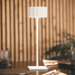 Lampe à poser blanche avec abat-jour cylindrique plissé, pied métallique fin et base carrée