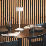 Lampe à poser blanche à abat-jour cylindrique plissé, pied fin et socle carré