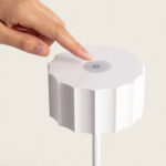 Lampe à poser blanche facettée avec bouton tactile supérieur et pied mince