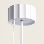 Lampe à poser blanche cylindrique cannelée, finition mate, tige et câble d'alimentation visibles