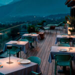 Lampe à poser LED portable noire sur table de terrasse en bois