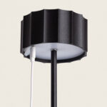 Lampe à poser noire avec abat-jour côtelé mat et câble USB de recharge, pied noir