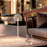 Lampe à poser blanche en dôme, tige fine et socle rond, design portable pour terrasse extérieure