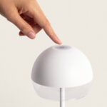 Lampe à poser blanche en forme de dôme avec bouton tactile et diffuseur translucide